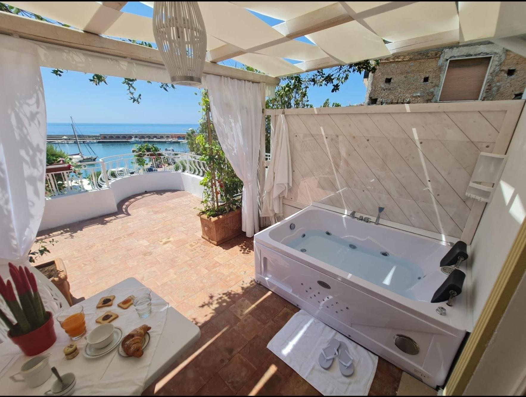 Luxury B&B Suite Jacuzzi Villa Filomena 卡梅罗塔的码头 外观 照片